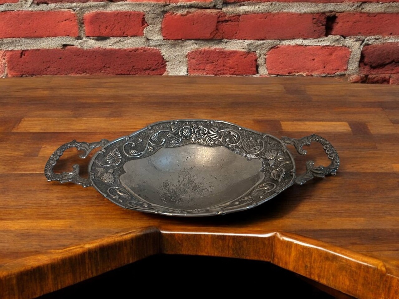Kulplu Oval Metal Servis Tabağı | Desenli ve Zarif