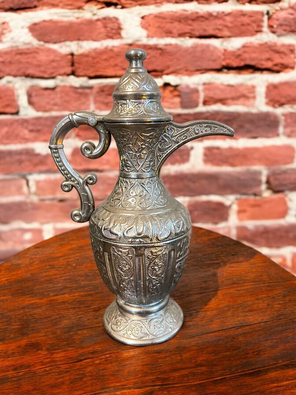 Kabartma Desenli Gümüş Renk Metal İbrik (Dekoratif)