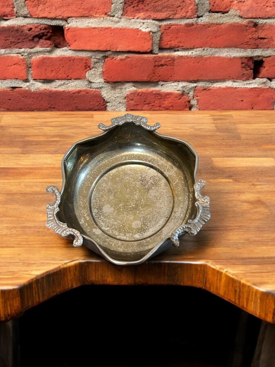 Kıvrımlı Kenarlı Metal Servis Tabağı | Otantik Form