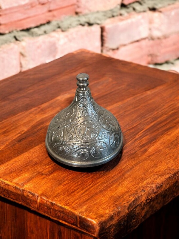 Konik İşlemeli Metal Kapak