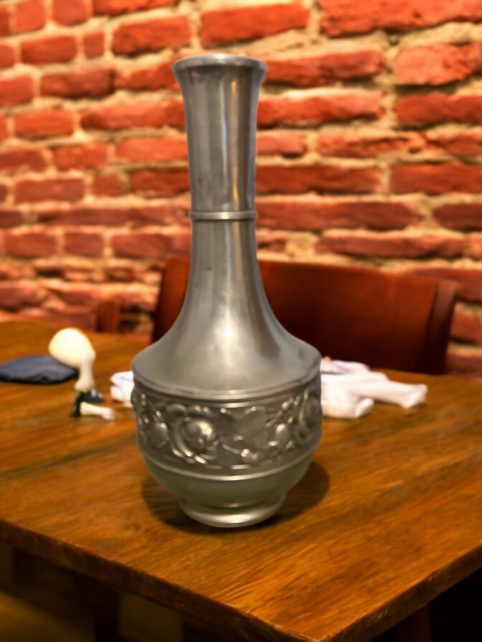 Kabartmalı Gümüş Renkli Metal Vazo
