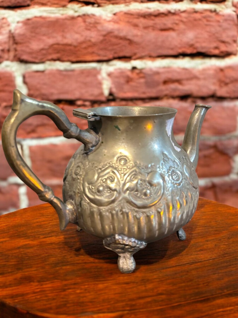 Ayaklı Kabartma Desenli Metal Demlik (Dekoratif)