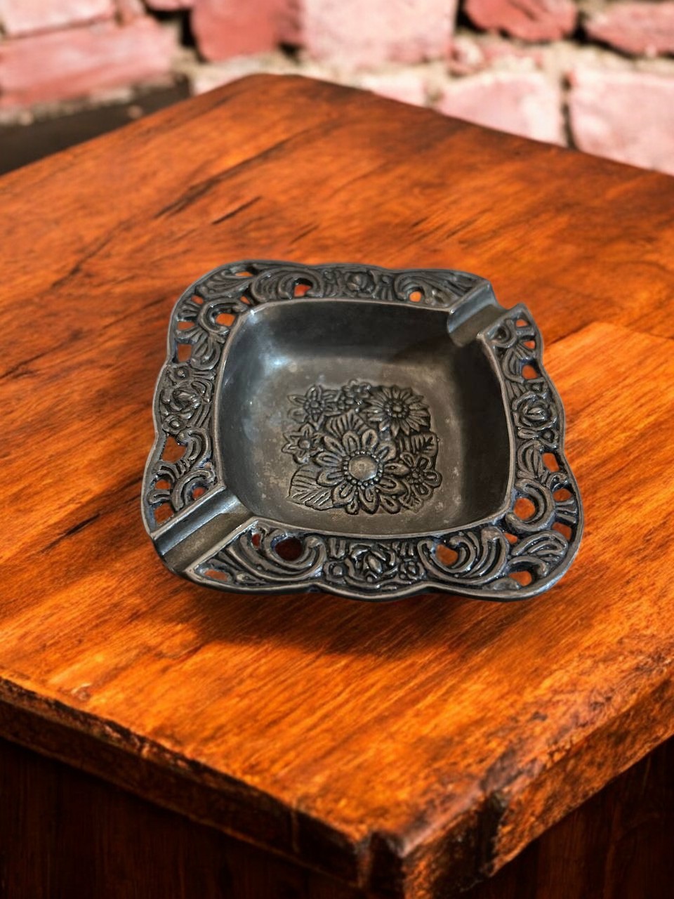 Kare Formlu Oyma Desenli Metal Küllük | Dekoratif ve İşlevsel Antika