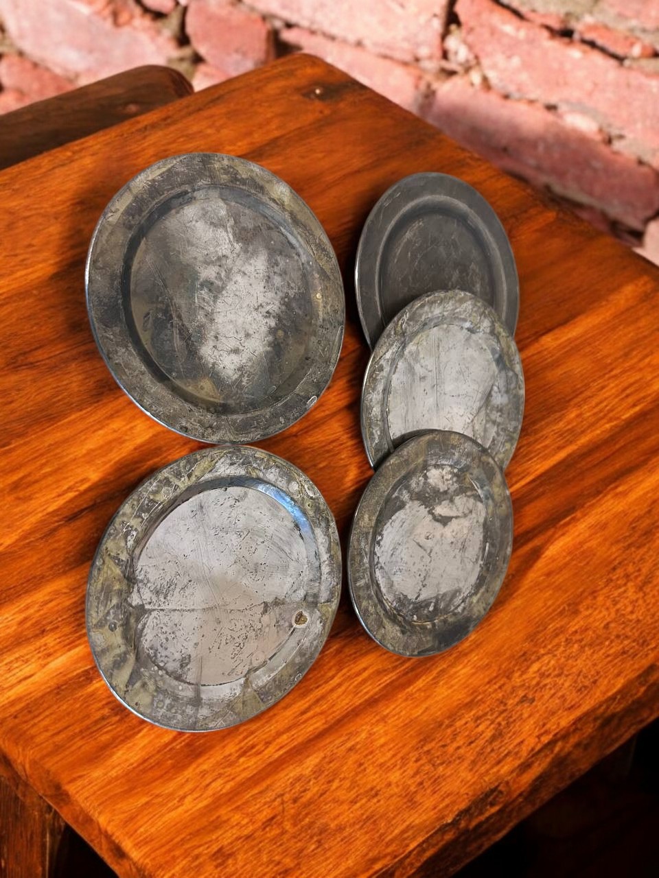 5’li Eskitme Yuvarlak Metal Cay Tabak Seti | Vintage Tarnişli Görünüm Antika