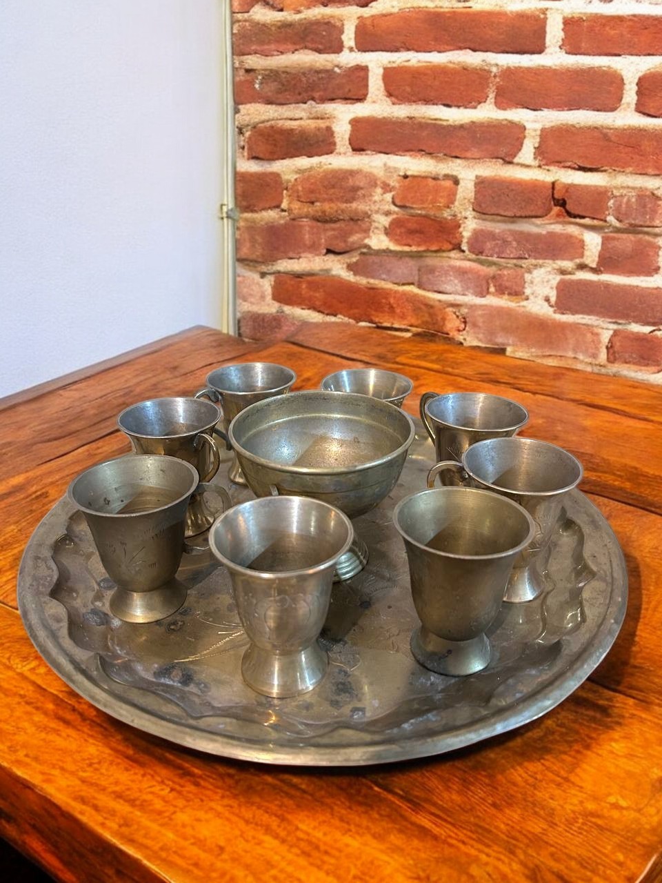 Vintage Tarzı Metal Tepsi ve Kadeh Seti (8 Kadeh + 1 Kase)