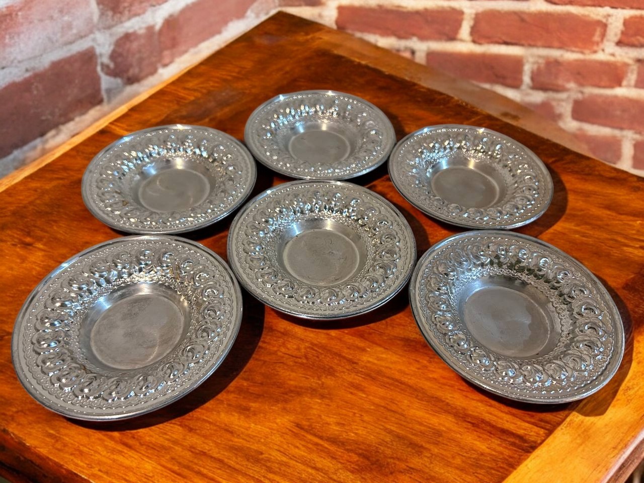 6’lı Desenli Metal Tabak Seti (Yoğun İşlemeli)