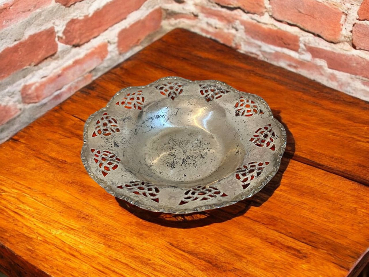 Delikli Kenarlı Metal Kase (Oymalı Desen)